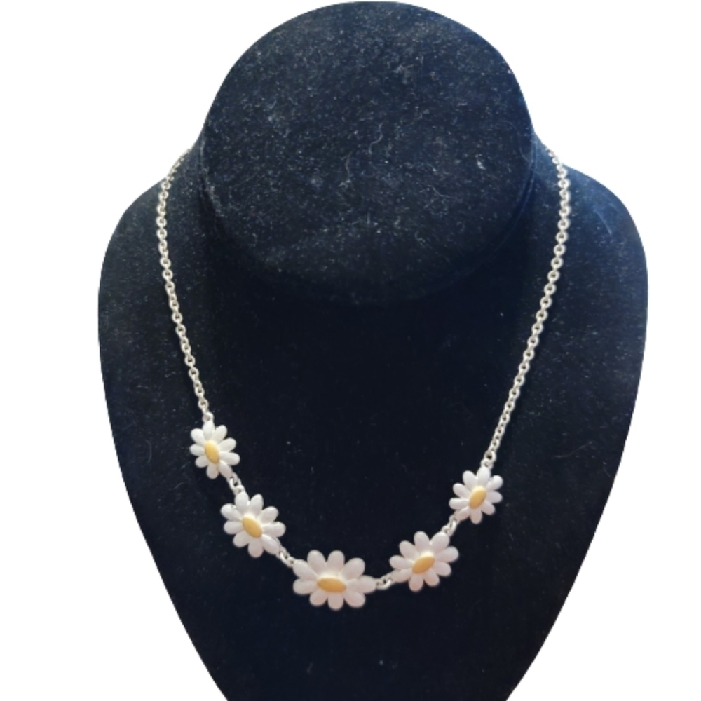 Daisy Flower Necklace Cottagecore Floral Necklace White Yellow Dainty Jewelry